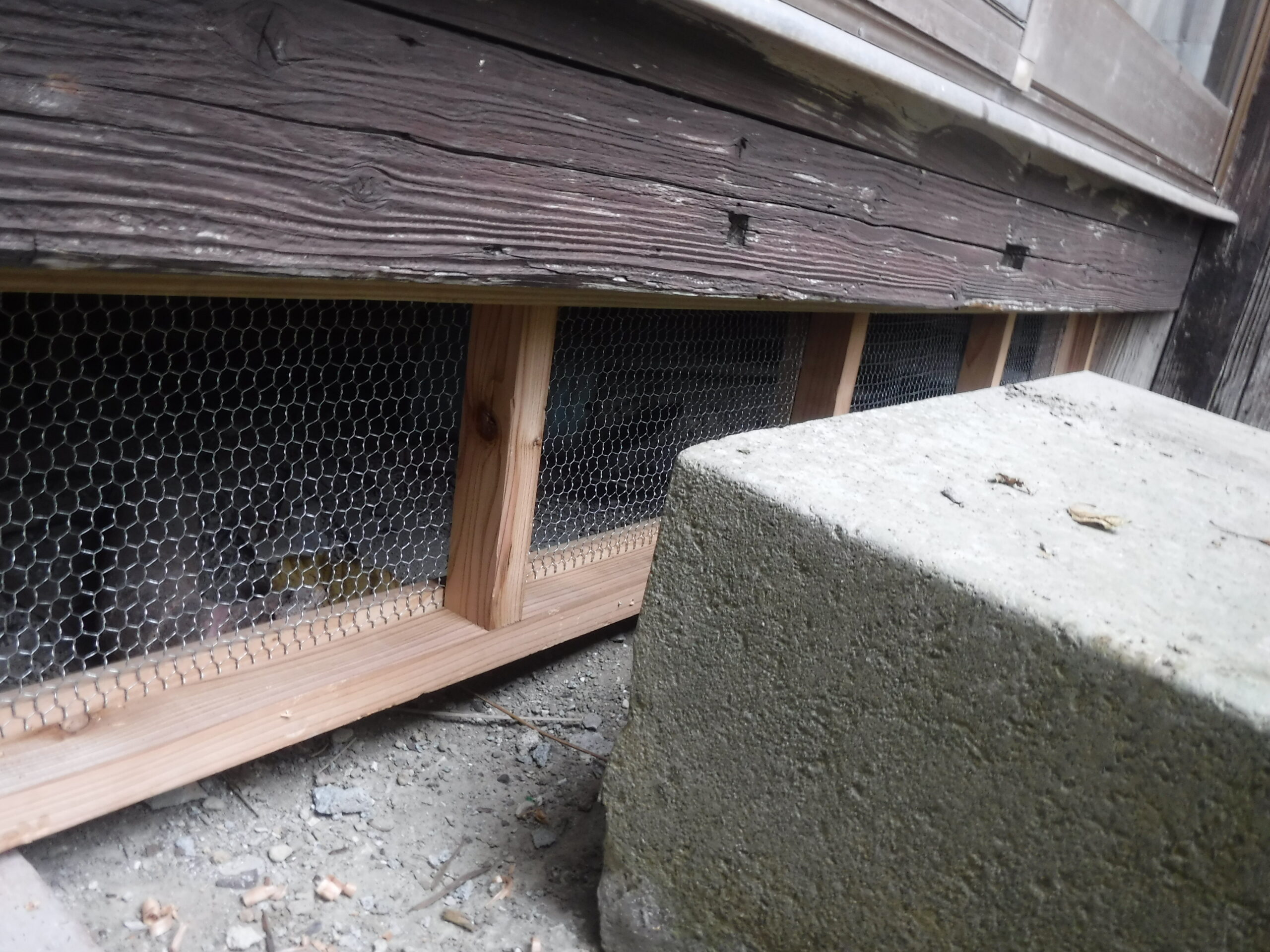 施工後に木枠を組んで封鎖された床下入り口