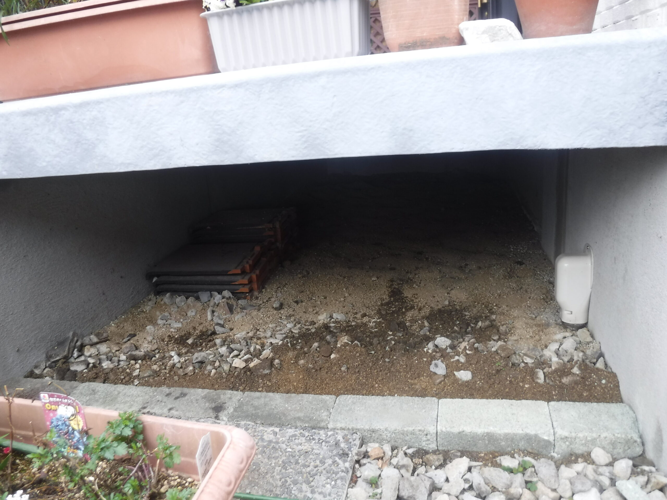 丸々と空いた床下