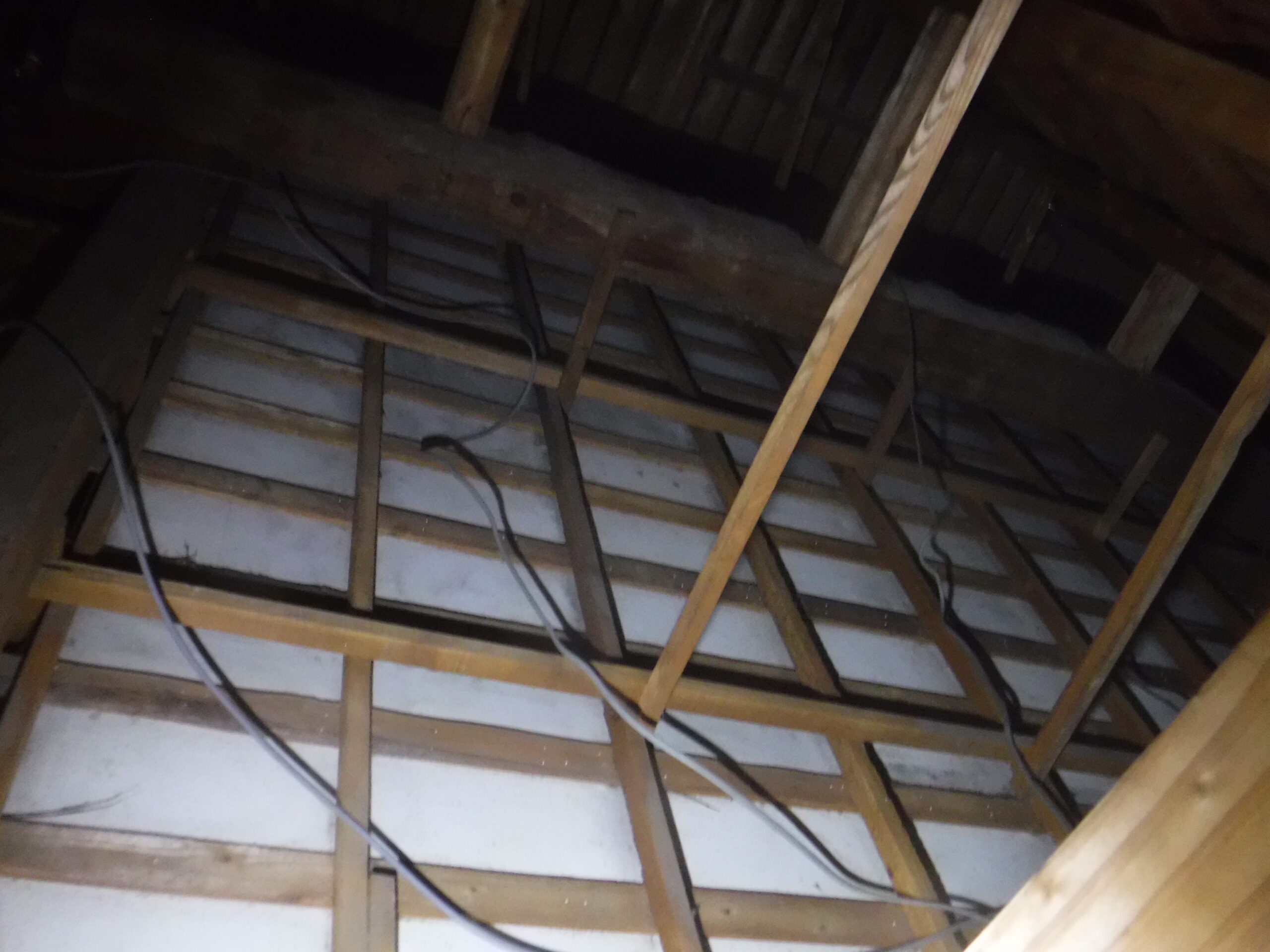 断熱材を敷き込む前