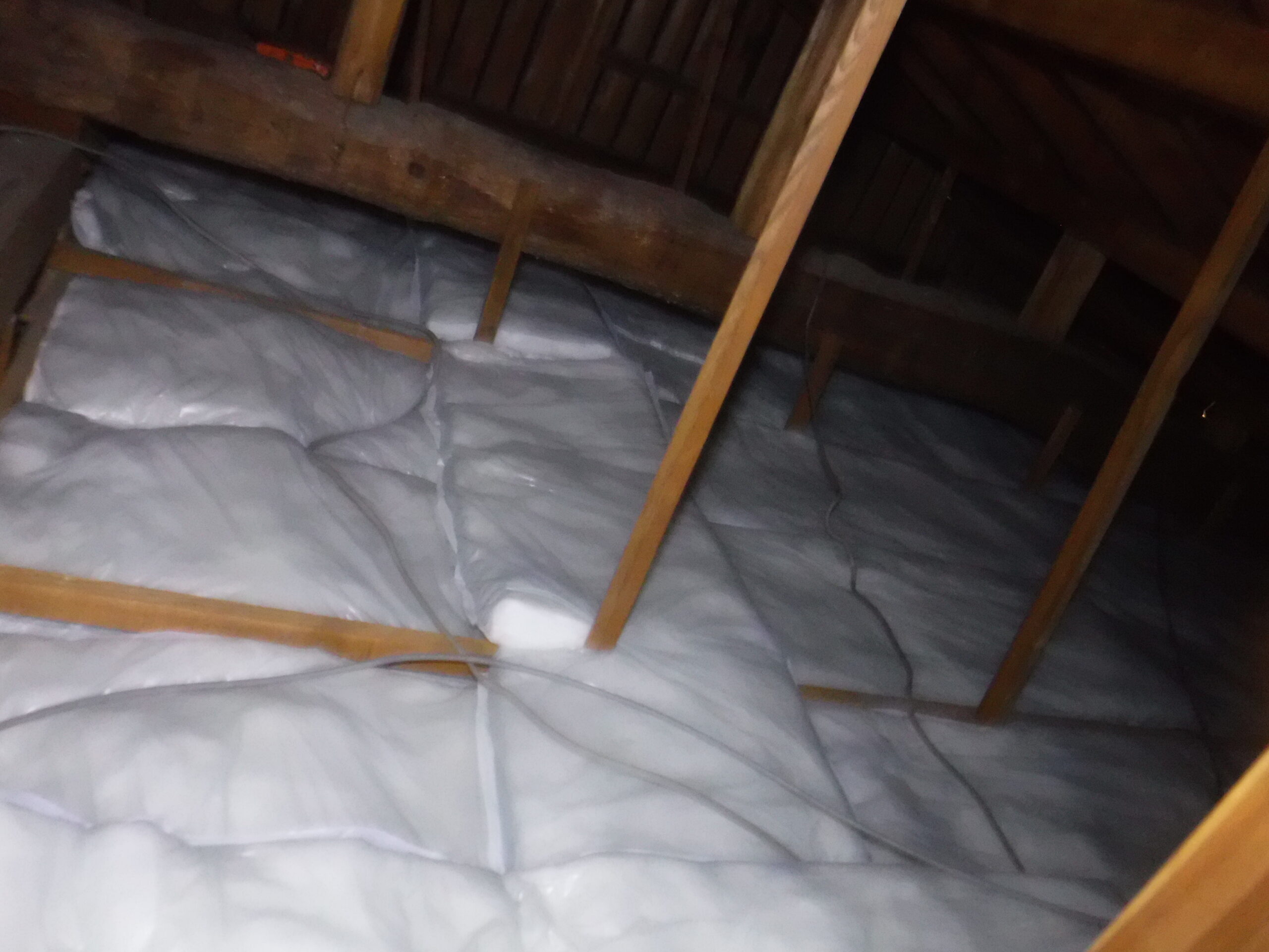 断熱材を敷き込んだ後