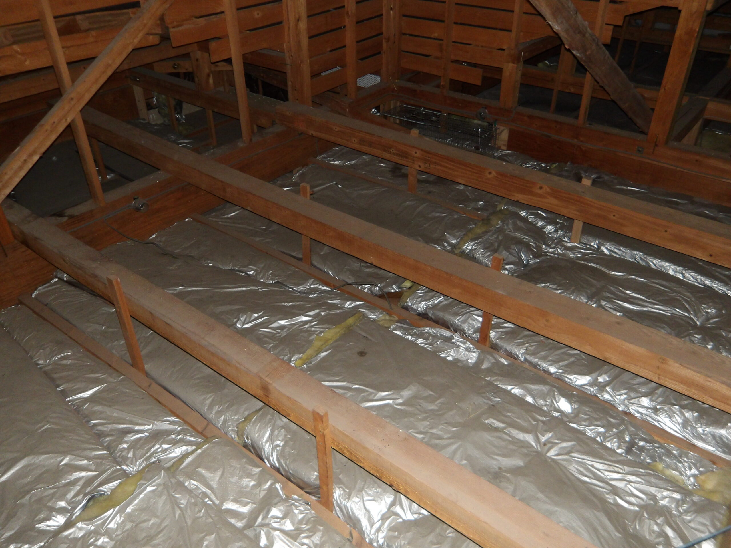 荒れた断熱材の写真