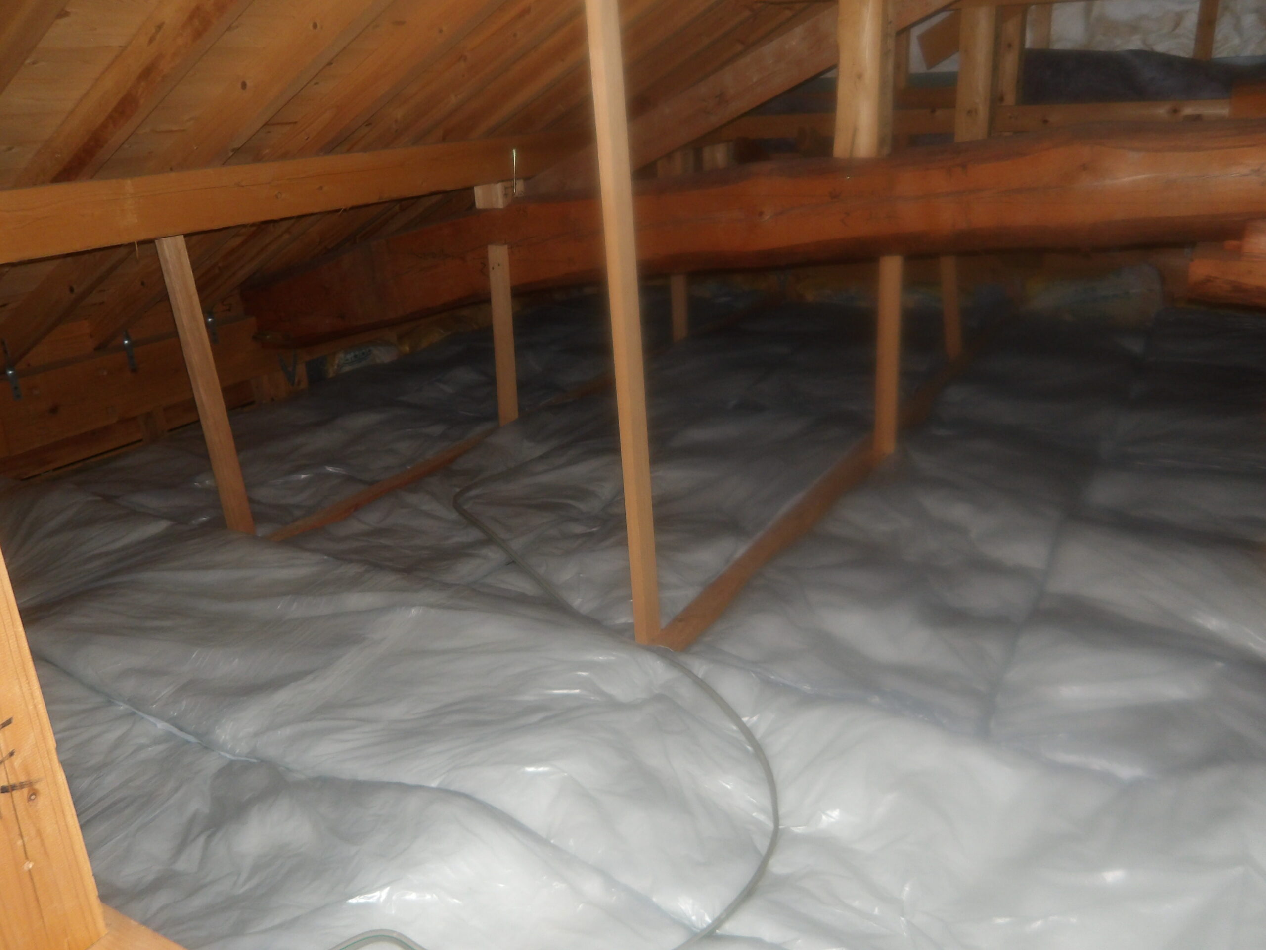 施工後見違えるほど完璧に敷き込まれた断熱材