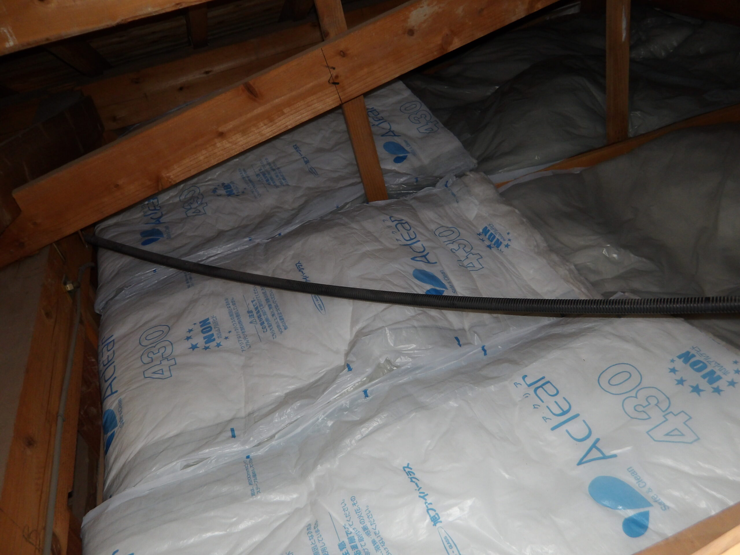 施工後見違えるほど綺麗に敷き込まれた断熱材