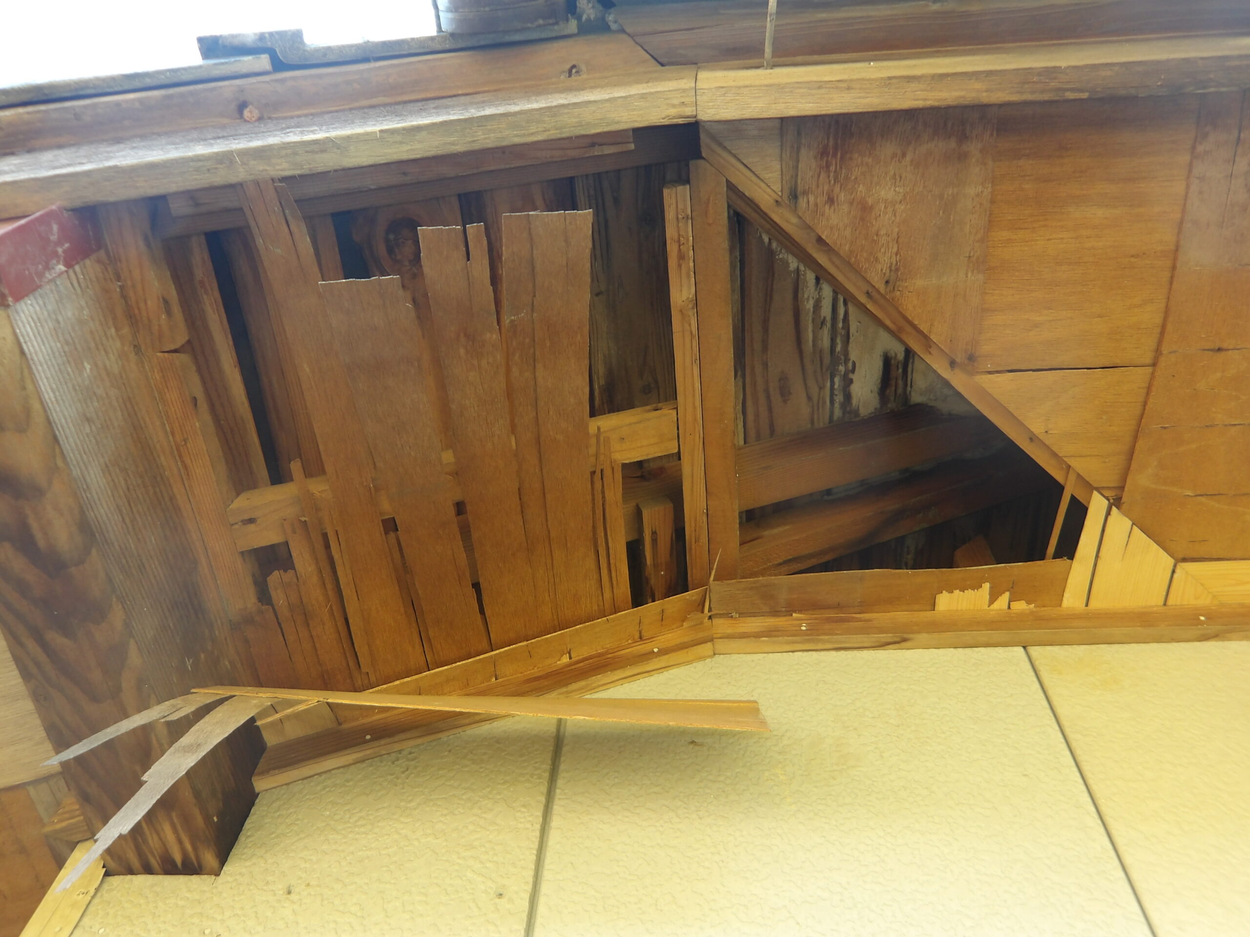 突き破られた屋根板